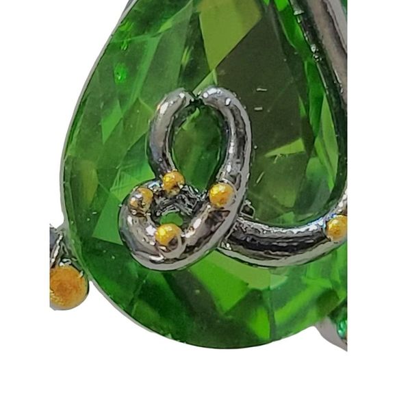 Gunmetal
and Gold Tone Vine Setting Green Pear Shape Drop Dangle Earrings - Picture 6 of 8